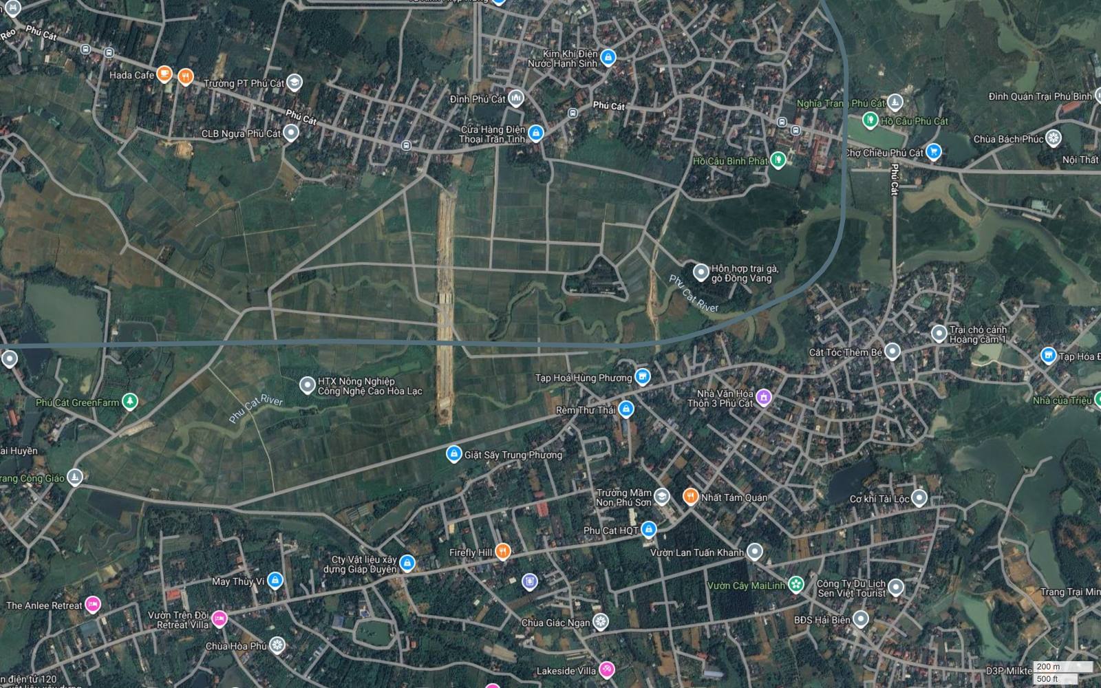 Vị trí có điều kiện đặt ga trên tuyến metro số 17 Hà Nội tại khúc cua ôm rìa đông làng Phú Cát, gần Chợ Chiều Phú Cát và Hồ Câu Phú Cát